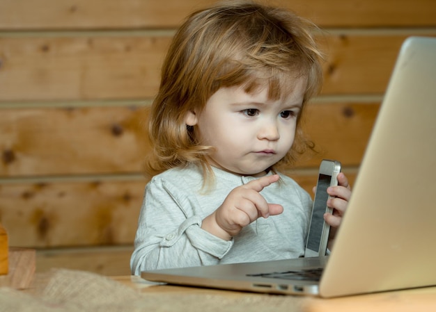 Niño feliz cerca de la computadora