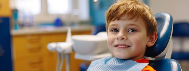 Foto niño feliz en la cita con el dentista