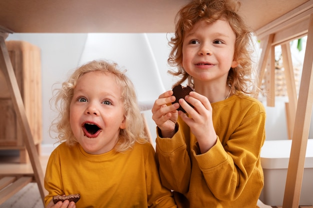 Un niño feliz comiendo dulces en el día del chocolate