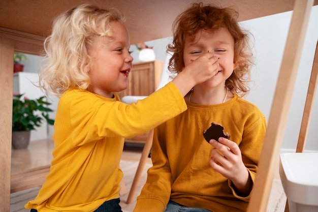 Un niño feliz comiendo dulces en el día del chocolate