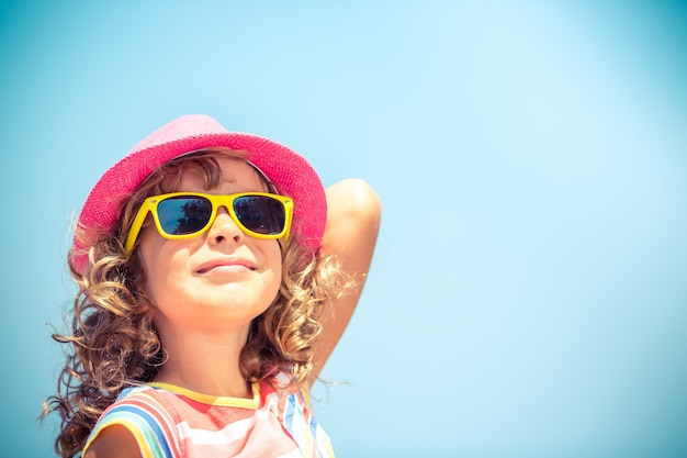 Niño feliz en concepto de viaje y aventura de vacaciones de verano