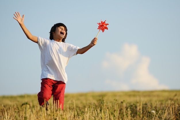 Niño feliz corriendo en el hermoso campo