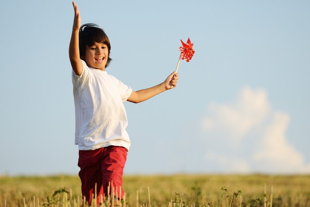 Niño feliz corriendo en el hermoso campo