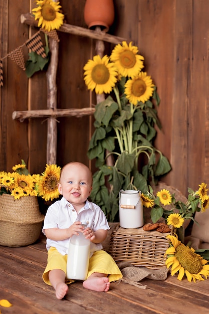 Niño feliz en una decoración de girasol