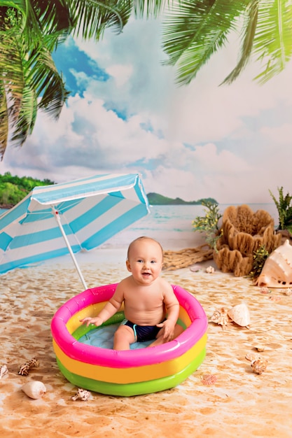 Niño feliz en una decoración de playa