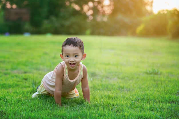 Niño feliz con los dientes de león en el campo en la primavera. Conceptos de familia