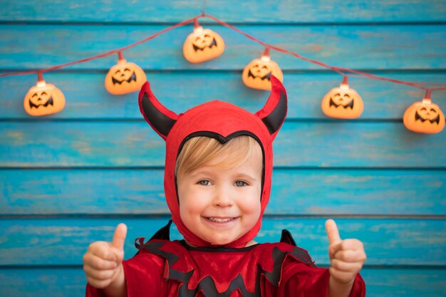 Niño feliz disfrazado de Halloween