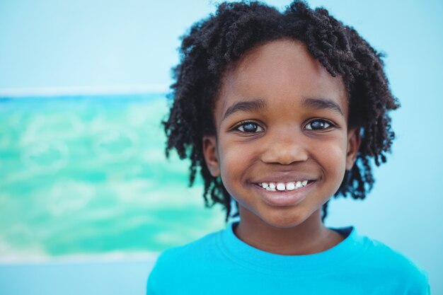 Niño feliz disfrutando de artes y artesanías pintura