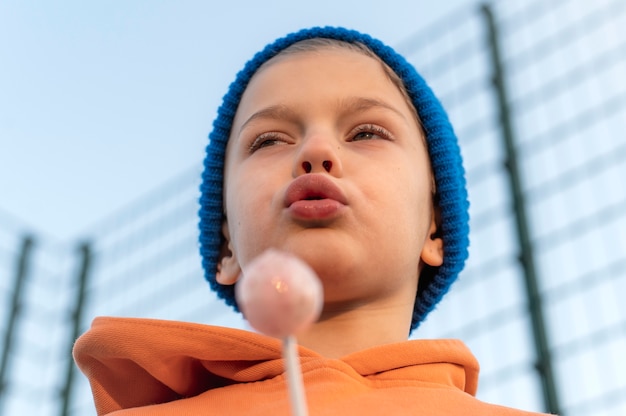 Foto niño feliz disfrutando de un dulce