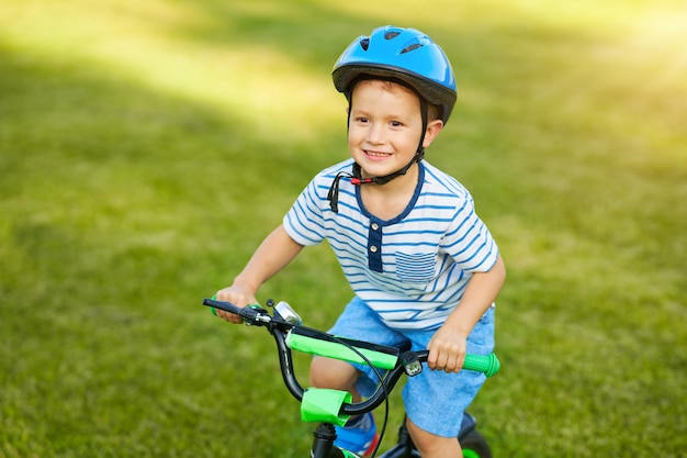 niño feliz divirtiéndose en bicicleta