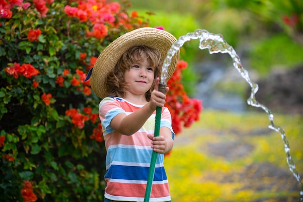 Niño feliz divirtiéndose en el jardín doméstico