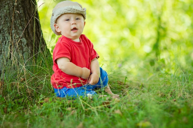 Un niño feliz divirtiéndose jugando en el parque natural.