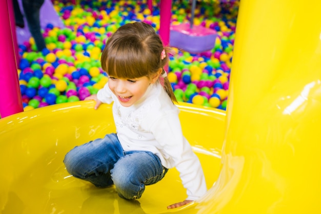 Niño feliz divirtiéndose en la sala de juegos