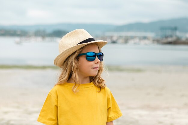 Niño feliz divirtiéndose en las vacaciones de verano. Concepto de viaje y aventura.