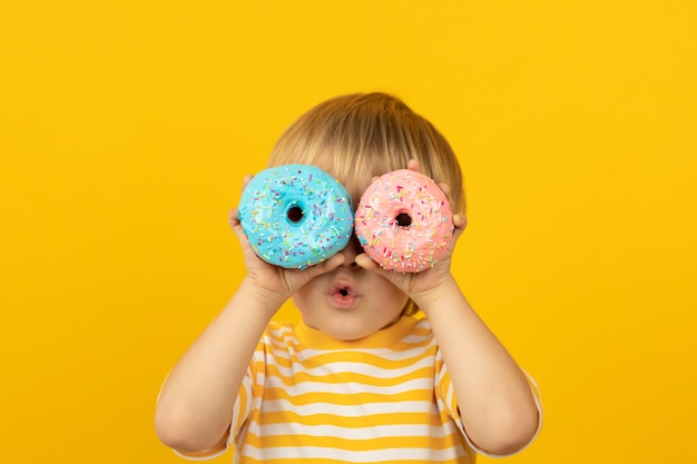 Niño feliz con donut glaseado