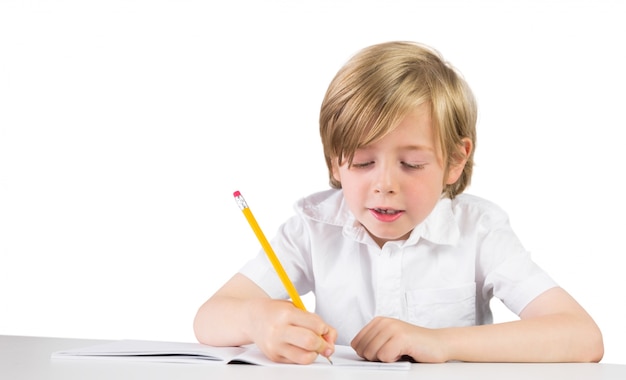 Niño feliz escribiendo la tarea