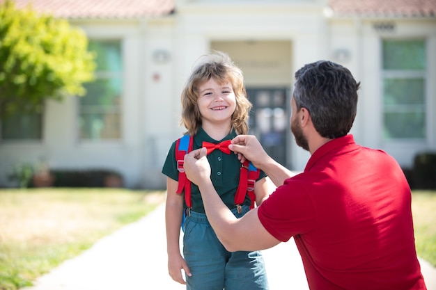 Niño feliz de la escuela que va a la escuela con el padre inteligente niño adorable escuela nerd intelectual niño niño w ...