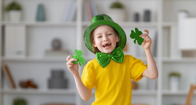 El niño feliz está celebrando el Día de San Patricio