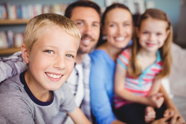 Niño feliz con familia en el sofá