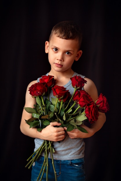 Niño feliz con flores para mamá