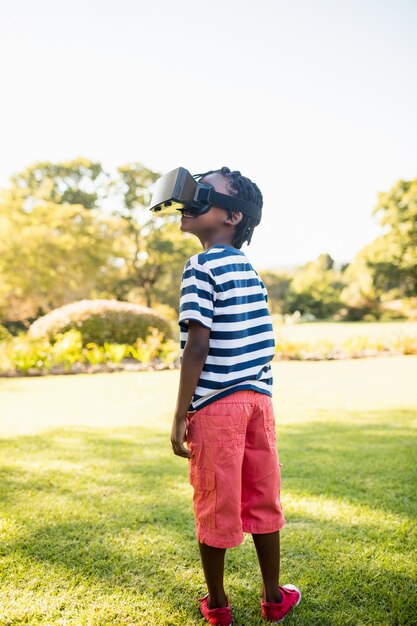 Niño feliz con gafas 3d