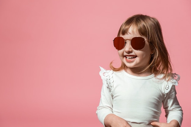 Niño feliz en gafas de sol