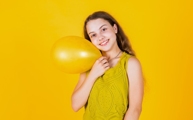 niño feliz con globos de fiesta para vacaciones, fiesta.