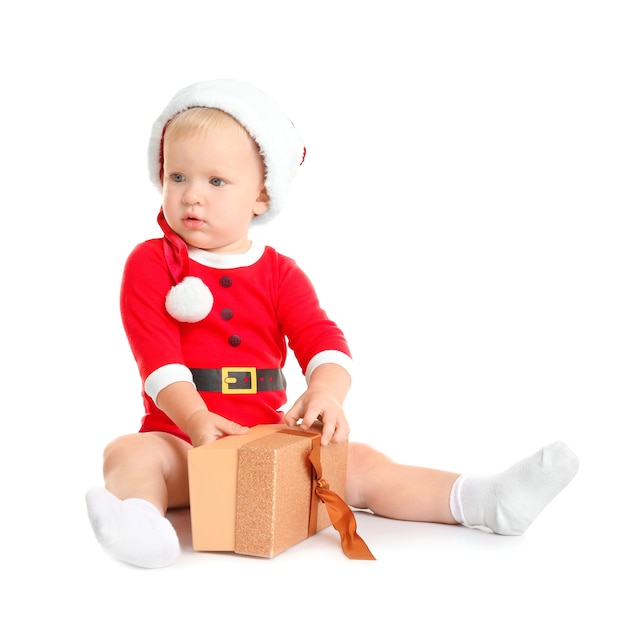 Niño feliz con gorro de Papá Noel con caja de regalo de Navidad, aislado en blanco