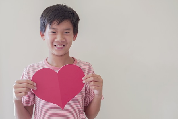 Niño feliz con gran corazón rojo