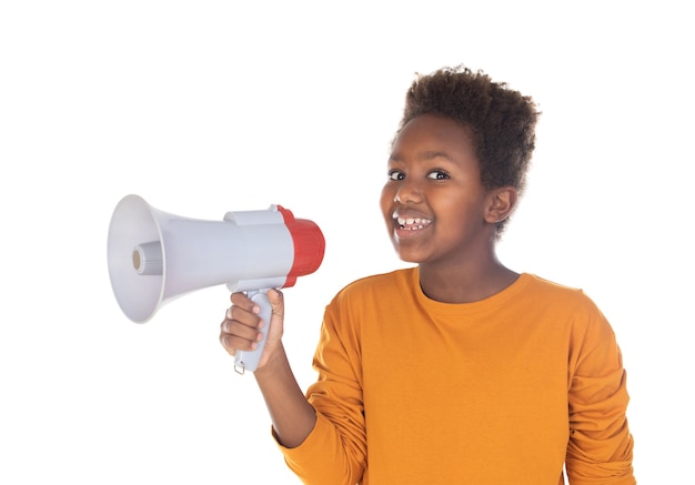 Niño feliz hablando con un megáfono aislado en una pared blanca