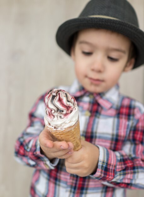 Niño feliz con helado