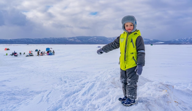 Niño feliz en el hielo del mar Ocio Pesca de invierno