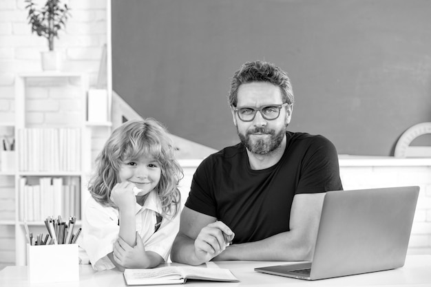 Niño feliz de la infancia y la paternidad estudia con una lección de video de seminario web de maestro privado