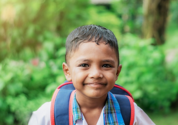 Niño feliz ir a la escuela en bokeh borrosa