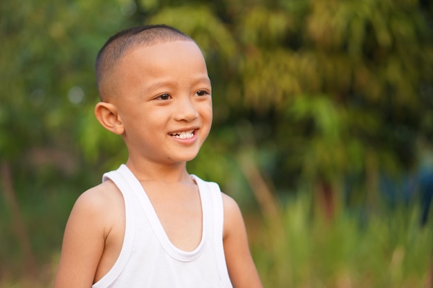 Niño feliz en el jardín