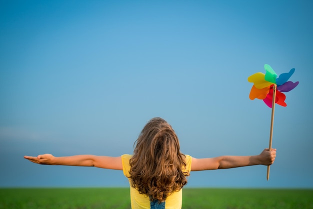 Niño feliz jugando al aire libre en el campo de verano Concepto de ecología