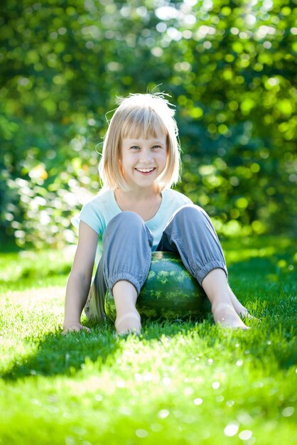 Niño feliz jugando al aire libre en el parque de primavera