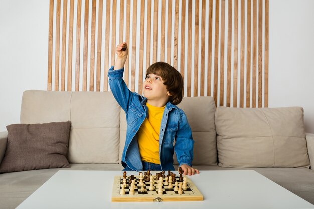 Un Chico Inteligente Aprende a Jugar Ajedrez Solo En Su Habitación En Casa  Foto de archivo - Imagen de escuela, concepto: 230349380