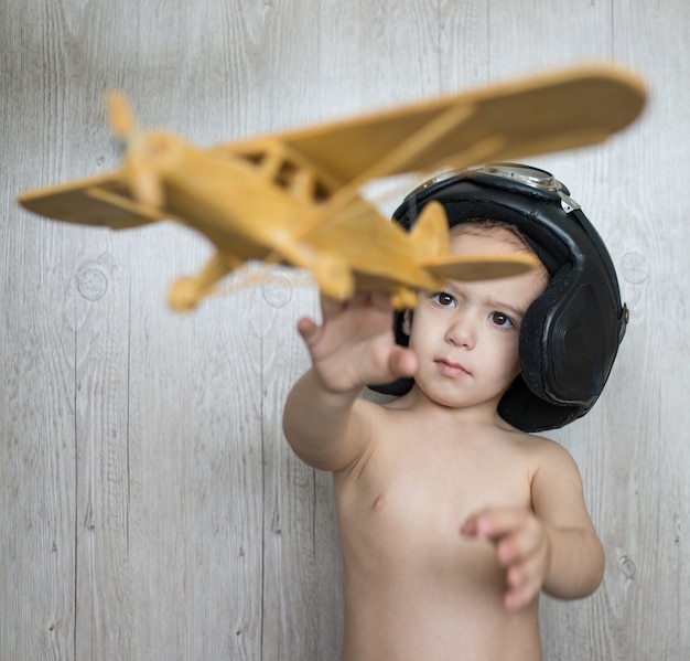 Niño feliz jugando con avión de juguete