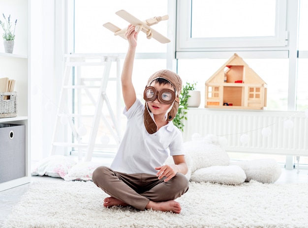 Niño feliz jugando con avión