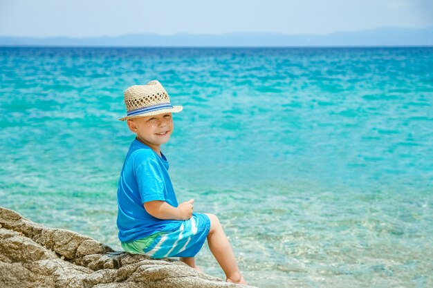 Niño feliz jugando en el mar en el parque