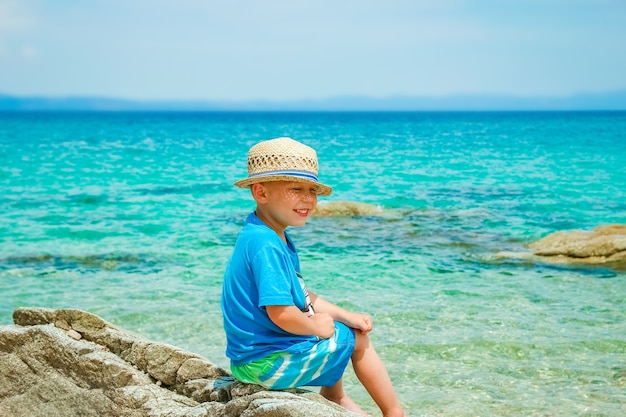 Niño feliz jugando en el mar en el parque