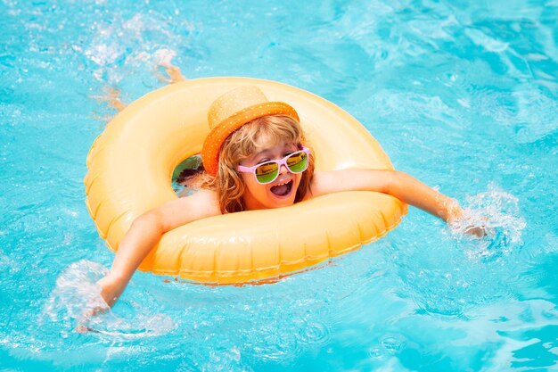 Niño feliz jugando en la piscina Concepto de vacaciones de verano Retrato de niños de verano en agua de mar en la playa