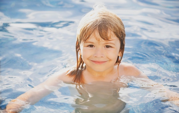 Niño feliz jugando y en la piscina o en el agua de mar niños divertidos cara de verano