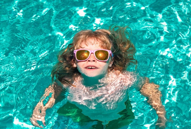 Niño feliz jugando en la piscina verano niños vacaciones niños en la piscina niños sanos
