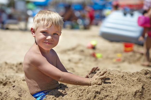 Niño feliz jugando en una playa