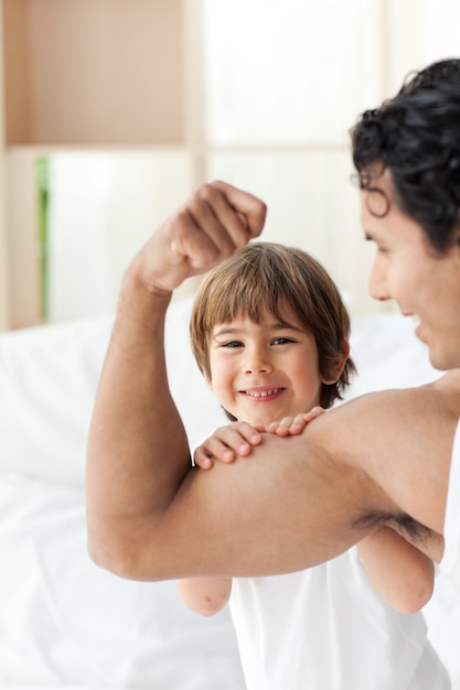 Niño feliz jugando con su padre