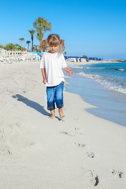 Niño feliz junto al mar al aire libre.