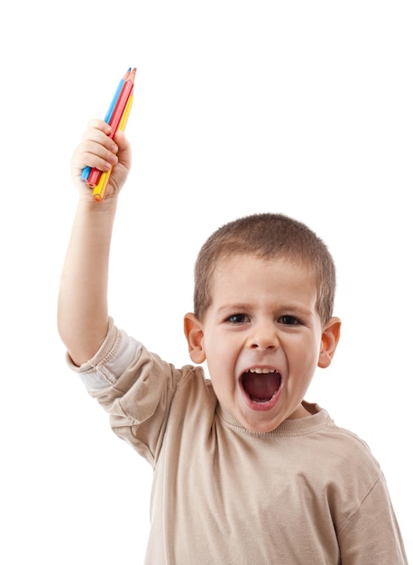 Niño feliz con lápices de colores