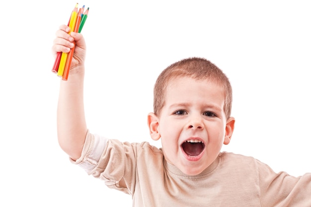 Niño feliz con lápices de colores